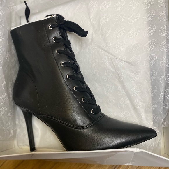 Elegant Black Lace-Up Ankle Boots by Steve Madden. - Picture 3 of 5